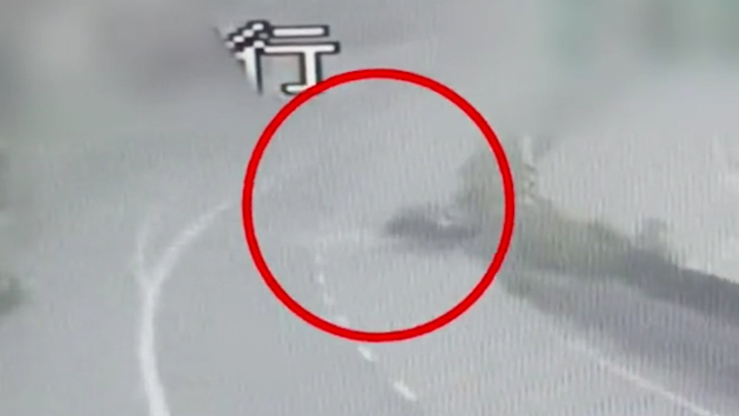 大雨中車輛突然失控,高速上演7秒驚魂旋轉(zhuǎn)