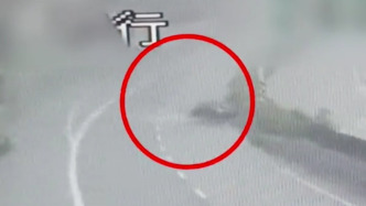 大雨中車輛突然失控，高速上演7秒驚魂旋轉(zhuǎn)