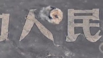 哈密林草局通報(bào)“為人民服務(wù)”航標(biāo)遭破壞：博主“新疆平頭哥”等兩人駕車漂移導(dǎo)致