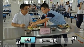 济南“被学生抢鸡排”的54岁网红校长病逝，家长：再也见不到他在校门迎孩子