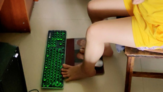 腦癱女孩靠雙腳做平面設(shè)計(jì)，母親：希望她走出自己的人生路