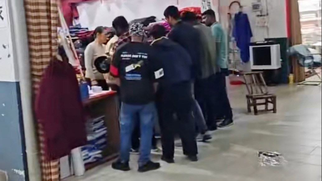 鎮(zhèn)江一店主拒賣壽衣給外國游客，他們最后買了日常戴的帽子