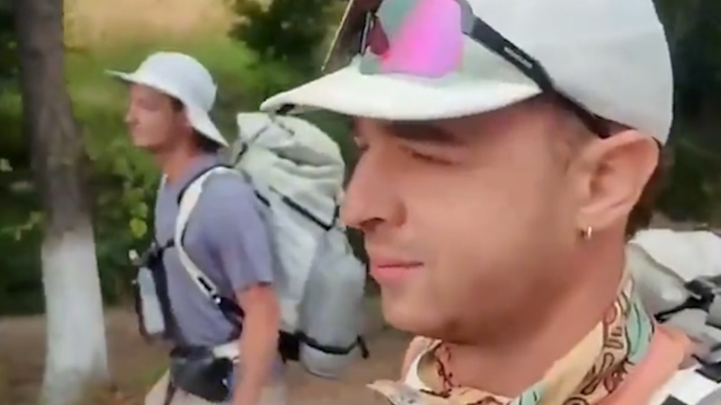 目標(biāo)終點是上海，兩個法國人徒步穿越十五國，用時一年零七天抵達(dá)新疆