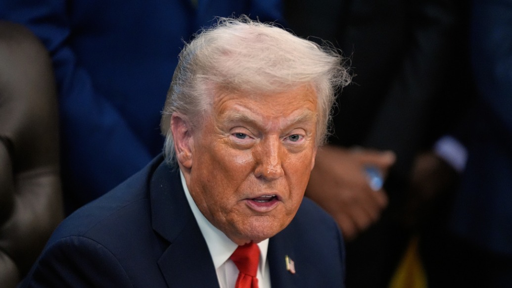 特朗普中斷會議斥責(zé)攝影師：別把那400年歷史的鏡子撞壞了