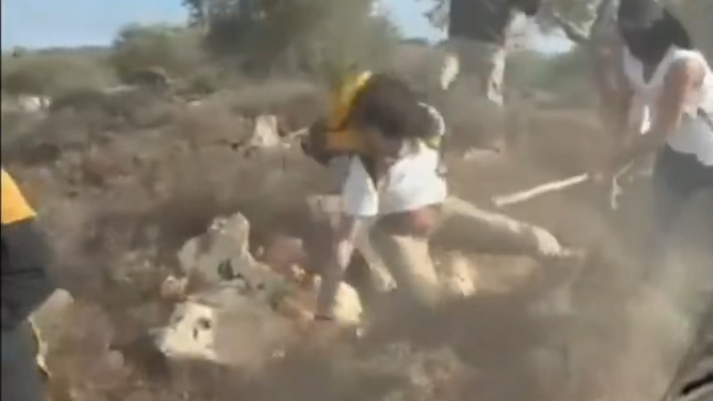 畫面曝光!以色列定居者在約旦河西岸棍毆巴勒斯坦婦女