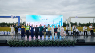 市民走進(jìn)金秋的稻田，與生態(tài)畫卷有個(gè)未來約定