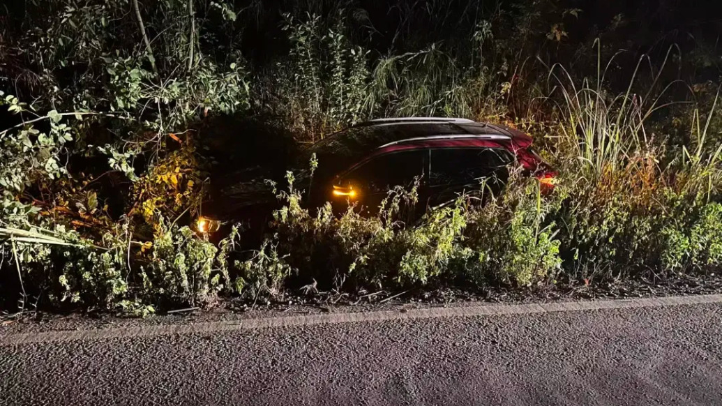 彎道超車遇對(duì)向來車,司機(jī)慌張沖進(jìn)排水溝被交警救出