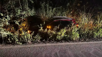 彎道超車遇對向來車，司機(jī)慌張沖進(jìn)排水溝被交警救出