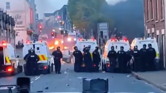 投擲磚塊、火燒警車……愛爾蘭一女孩遭非洲移民強暴引發(fā)抗議