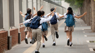 云南规定中小学四个年级可统一组织采购校服，学生和家长可自愿选择