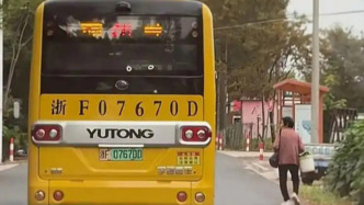 嘉兴公交司机减速等老人上车，央媒：不慌不忙的等待为何打动人心