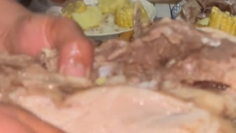 游客误撞牧民的羊很自责，哈萨克大哥的反应太暖心