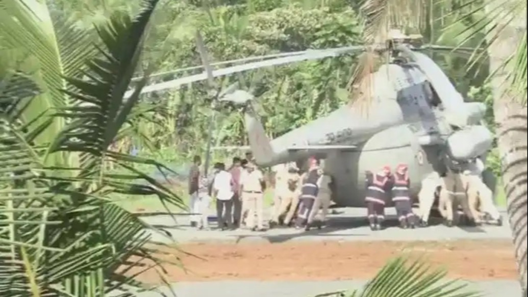 印度總統(tǒng)直升機(jī)“掉坑了”,救援人員徒手將其推離