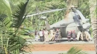 印度總統(tǒng)直升機(jī)“掉坑了”，救援人員徒手將其推離