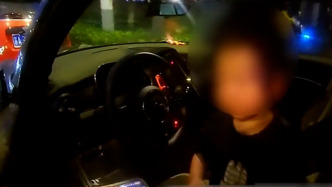 家長接大娃放學(xué)獨(dú)留二娃在車內(nèi)，市民聽到哭聲報(bào)警