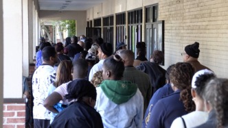 美政府已“停擺”三周，聯(lián)邦雇員排隊(duì)領(lǐng)免費(fèi)食品救濟(jì)