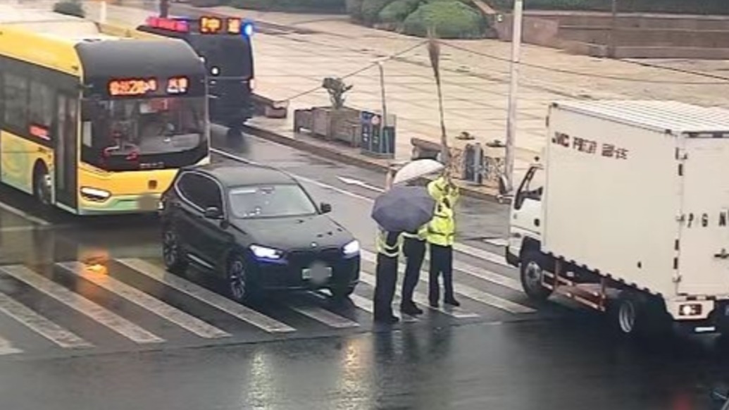 早高峰路口電線垂落,民警雨中三小時(shí)撐起“安全通道”