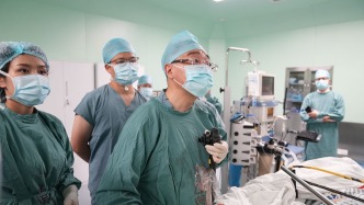 男子誤吞魚刺險切肝，上海醫生內鏡下取出肝中魚刺創造“全球首例”