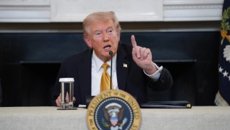 特朗普：美國(guó)終止與加拿大的所有貿(mào)易談判