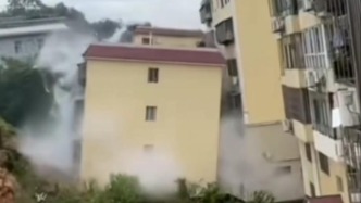 云南河口縣一居民樓被山體滑坡“推走”，官方：無(wú)傷亡，正研究解決方案