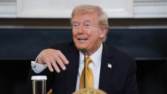 特朗普被法國記者問懵，現(xiàn)場召喚“英譯英”