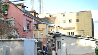 告別“拎馬桶”，老人感慨“再也不用擔(dān)心雨天端痰盂出去倒了”