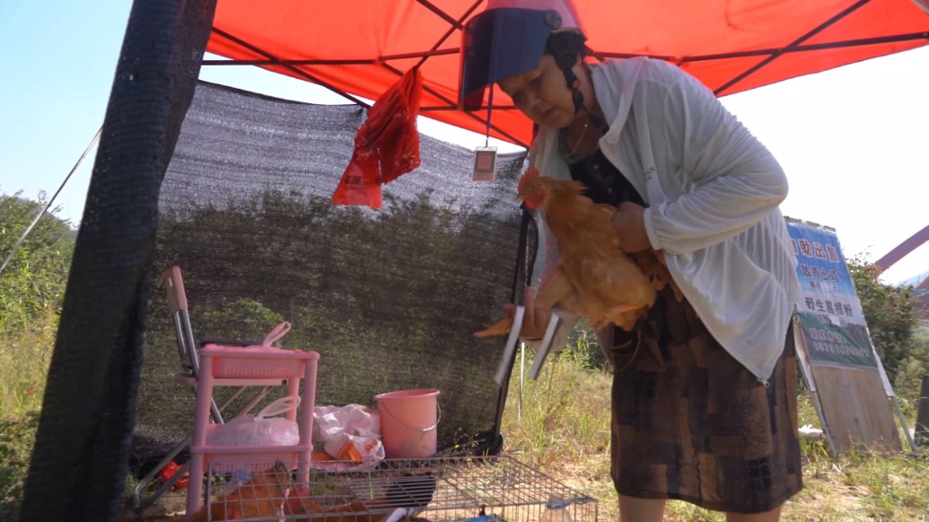 60歲農(nóng)民設(shè)“無人售賣攤”：兩年間物品零丟失，沒少過一分錢