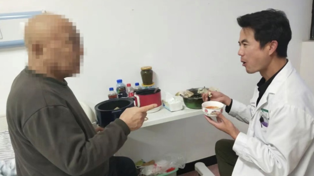 “醫(yī)患情就是共嘗一味人間煙火這么簡單”,大爺病房里與醫(yī)生分享“家味”菜饃