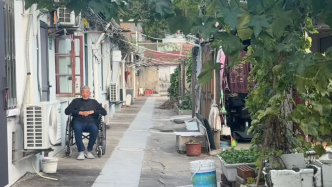 從“怕摔跤”到“邀做客”，老人的心愿何以實(shí)現(xiàn)｜一平方米的改變有多難