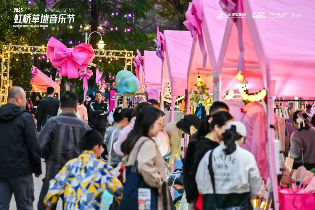 虹桥草地音乐节首日收官，芭比主题交响引全场共鸣