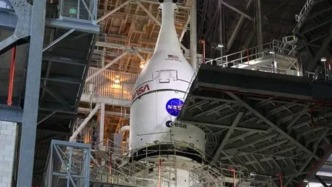 美載人繞月任務飛船完成與火箭對接