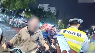 法理之外亦有人情，女子騎電動(dòng)車(chē)未戴頭盔被攔，為何反獲警車(chē)護(hù)送？