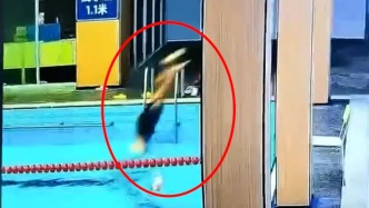 男子淺水區(qū)跳水身亡家屬質(zhì)疑救援不及時，游泳館：他女兒在身邊，以為是在鬧著玩