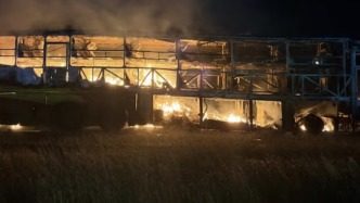 調(diào)查發(fā)現(xiàn)摩托車司機(jī)酒駕導(dǎo)致印度巴士起火事故