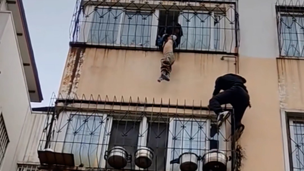 男童被卡防盜窗，外賣小哥徒手爬4樓營救！目擊者：他下來時身體都在發(fā)抖