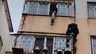 男童被卡防盜窗，外賣小哥徒手爬4樓營救！目擊者：他下來時身體都在發(fā)抖