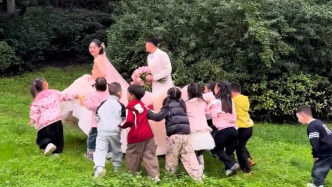 這一幕很美！新娘拍婚紗照，一群小朋友沖過來幫提裙子