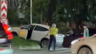 ?？诰酵▓?bào)男子辱罵毆打交警：撞綠化帶后不配合檢測，被刑拘