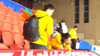 “要像朱婷一样正能量”，球迷赛后自发清理看台垃圾