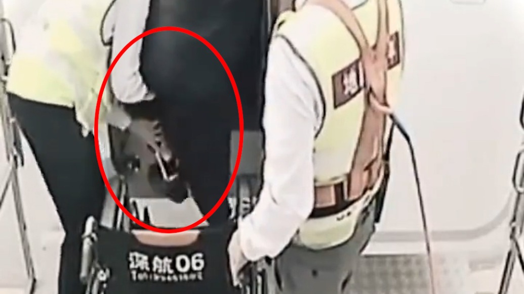 鄭智化道歉稱是“一時氣憤遣詞”，此前登機監控曝光顯示其未“連滾帶爬”