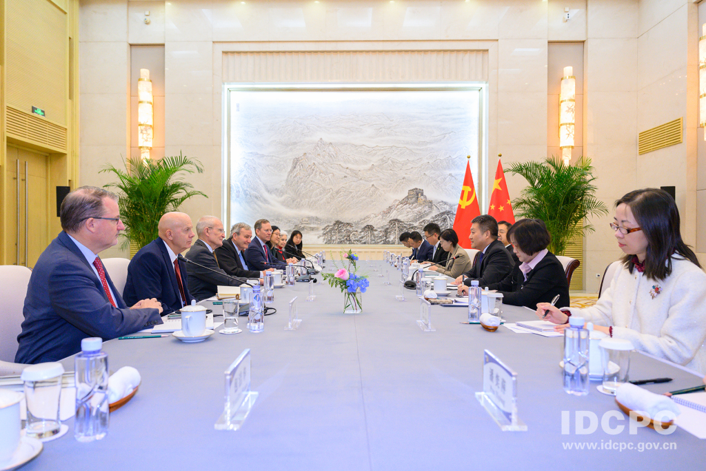 中联部副部长陆慷会见美中关系全国委员会代表团