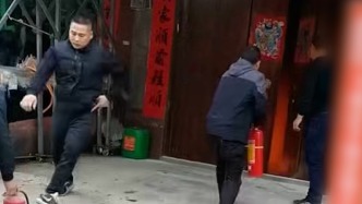 發(fā)現(xiàn)隔壁起火，多名鄰居踹門幫撲滅