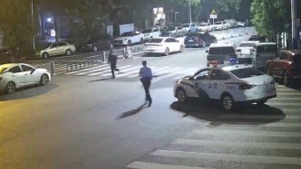 男子凌晨貼“小黃卡”看見警察撒腿就跑，不料遇到了警隊里的“跑步健將”