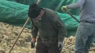 “男子在酸菜池抽煙、隨口亂吐”引憤慨，遼寧葫蘆島市監(jiān)部門回應(yīng)