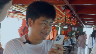 “船三代”秦源澤靠直播賺到錢后，為乘船菜農(nóng)們提供免費早餐