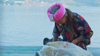 菜農(nóng)秀芬奶奶數(shù)十年如一日，背背簍乘船賣菜，賺錢給老伴治病