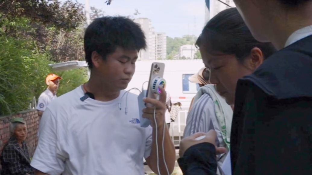 “船三代”秦源泽返乡助农,在直播间帮菜农“清仓甩卖”