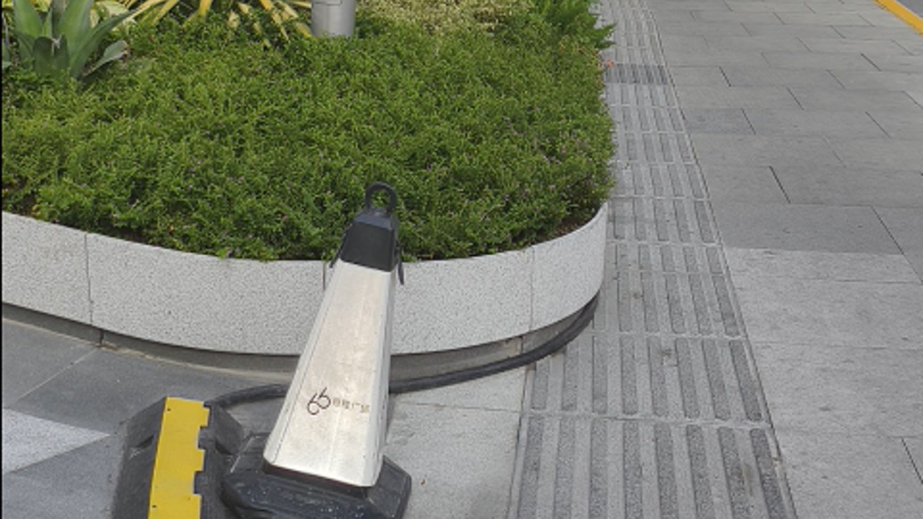 花坛扩建占用盲道？绿容部门：待现场确认情况后推进整改