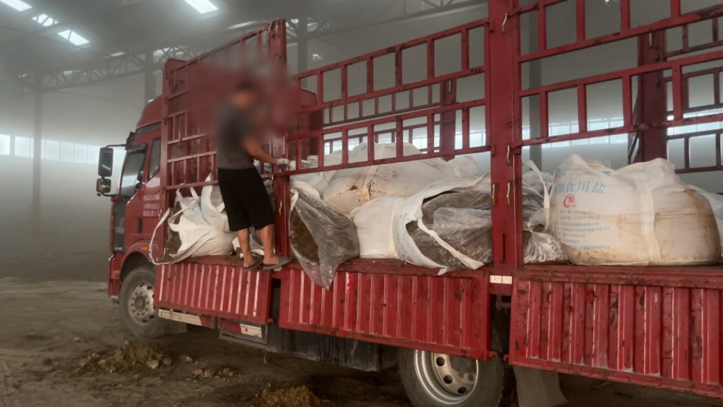 影子暗訪｜“毒”營養(yǎng)土調(diào)查：污泥來源疑涉康師傅、衛(wèi)崗、瀘溪河等食品廠