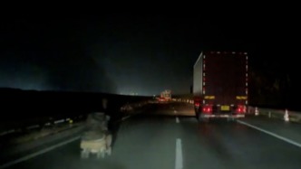 老人深夜推嬰兒車上高速逆行，交警：通知家屬領回
